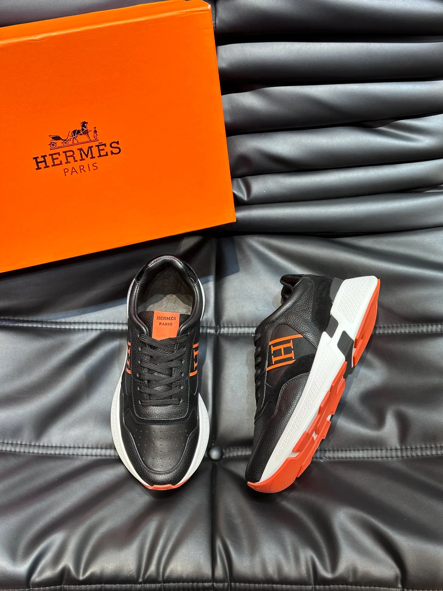 Factory price: 520💰HERMES/Hermes Hugo thick-soled sneakers are casual men's shoes. These sneakers are made of imported first-layer cowhide leather and breathable mesh design. The contrasting color design creates a dynamic and modern shape. The front end of the toe is decorated with natural-color rubber inlays, making it novel and fashionable. The texture is incomparable, with cowhide lining and cowhide foot pads, the upper foot is comfortable and breathable, and the rubber sole is decorated with geometric patterns and iconic "H" details. A very personal one! Size: 39-44 (customized at 38.45)